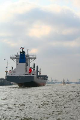 Ein Schiff verlässt den  Hamburger Hafen