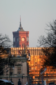 Blick von der Friedrichstrasse zum Roten Rathaus