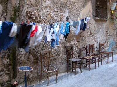 Wäsche & Stühle -- Strassenbild aus Palermo
