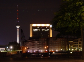 Berliner Fernsehturm und Charite am Abend