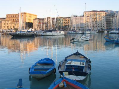 Boote im alten Hafen von Palermo