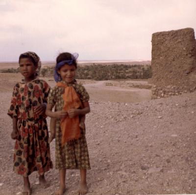 Zwei Kinder in einer Oase in Marokko