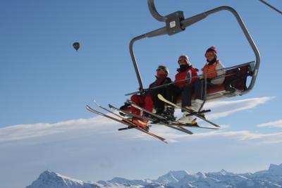 Skilift mit mit Heißluftballon