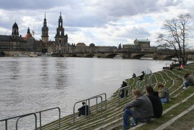 Hochwasserführende Elbe und Altstadt Dresden