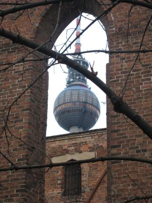 Klosterruine vor Fernsehturm Berlin