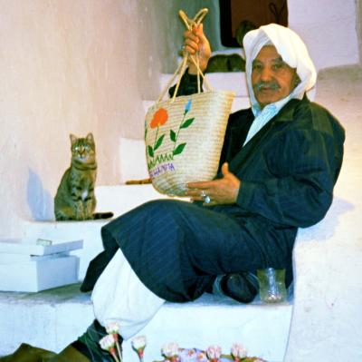 Arabischer Blumenverkäufer mit seiner Katze