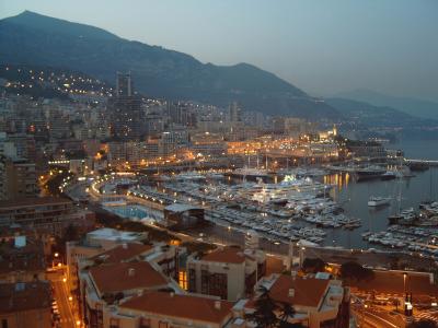Blick auf Monaco's Hafen bei Nacht