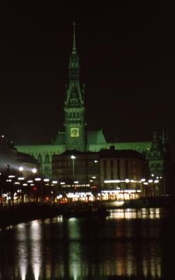 Hamburgs Rathaus bei Nacht
