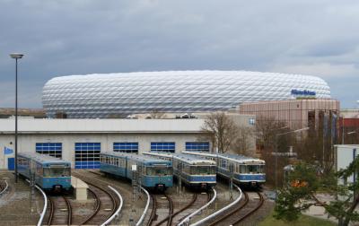 U-Bahnen am Depot und Allianz-Arena München