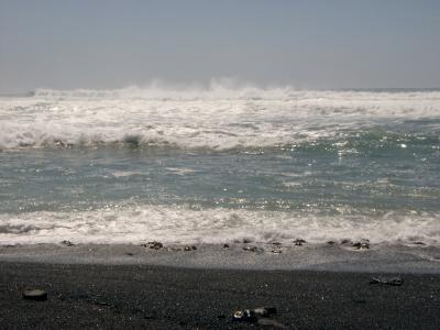 Meer mit schwarzen Steinen