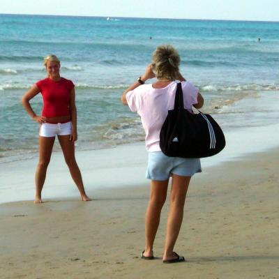 Zwei Mädchen am Strand von Fuerteventura