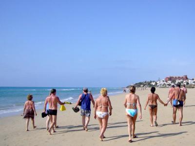 Deutsche Urlauber auf dem Strand von Fuerteventura