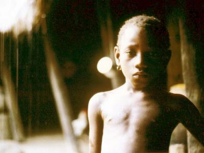 Ein Kind aus einem Dorf in Senegal