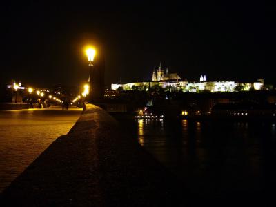 Prager Burg bei Nacht mit Karlsbrücke