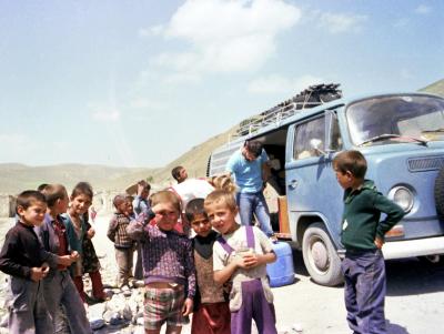Kinder auf der Fernstrasse in Anatolien.