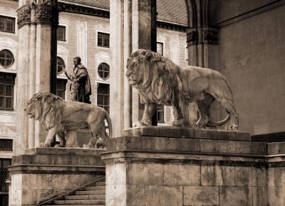 Bayrische Löwen am Odeonsplatz
