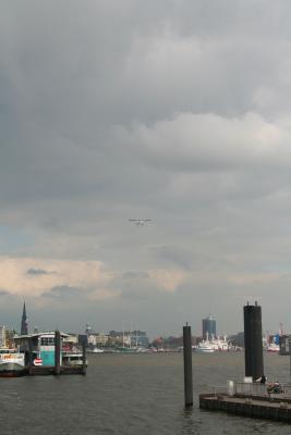 Hamburger Schmuddelwetter mit Wasserflugzeug