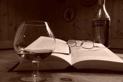 Metaxa, Brille und Buch