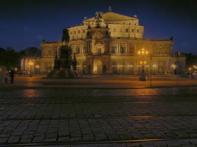 Semperoper bei Nacht mit DRI die zweite