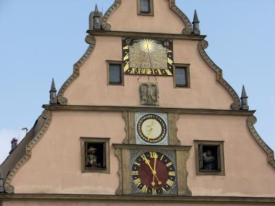 Uhr am Marktplatz in Rothenburg