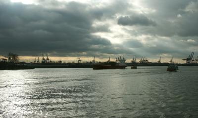 dunkle Wolken über der Elbe