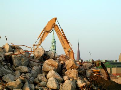 Bagger und Kirche