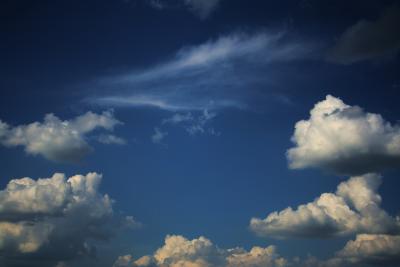 Umzingelt oder Cirrus und Cumuluswolken