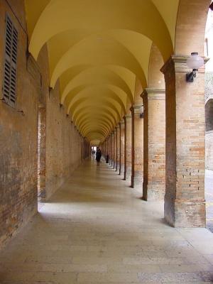 Gewölbegang in Urbino, Umbrien
