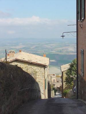 Steile Straße in Montalcino (Toscana)