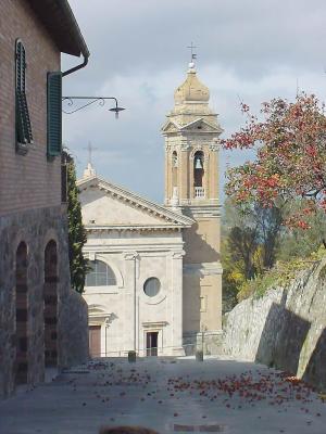 Idyllische Kirche in Montalcino (Toscana)