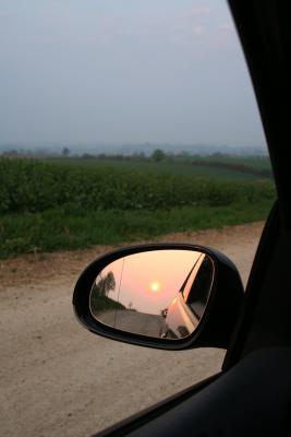 Sonnenaufgang im Rückspiegel