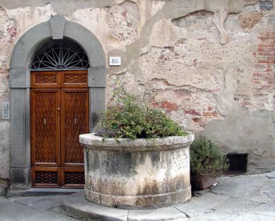 Hauseingang inLucignano (Toscana)
