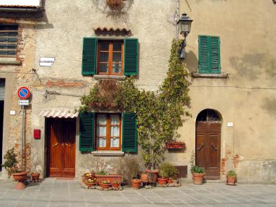 Mediterrane Fassade in Lucignano (Toscana)
