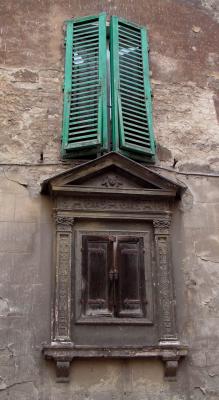 altes und neues Fenster in Siena (Toscana)