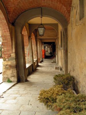 Gewölbegang in Civitella (Toscana)