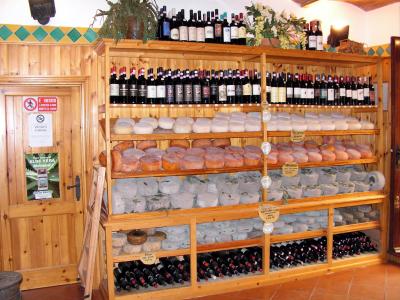 Peccorino und vino aus Pienza (Toscana)
