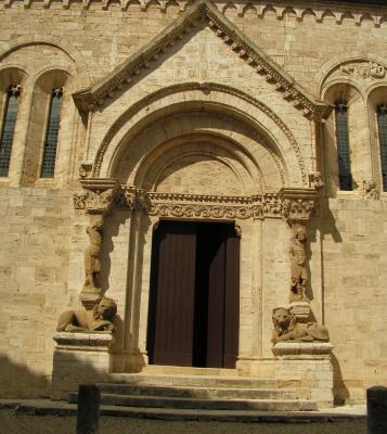 Kirchentür in San Quirico d' Orcia (Toscana)
