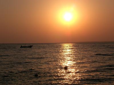 Ein Fischerboot im Sonnenaufgang