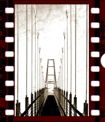 Filmstrip Hängebrücke verfremdet