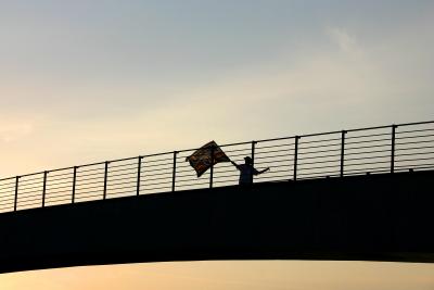 Fußballfan auf Brücke