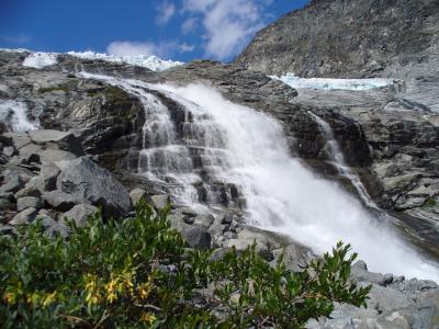 Herabstürzendes Wasser vom Gletscher Svellnosbreen