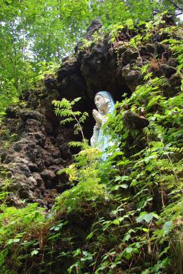 Maria Statue im Wald
