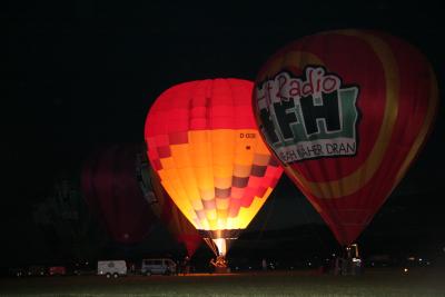 Heißluftballon bei Nacht