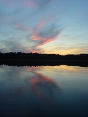 Sonnenuntergang über einem See in Schweden