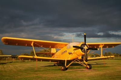 Antonow  2 vor dunklem Himmel
