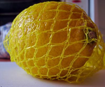 Zitrone hinter Gitter