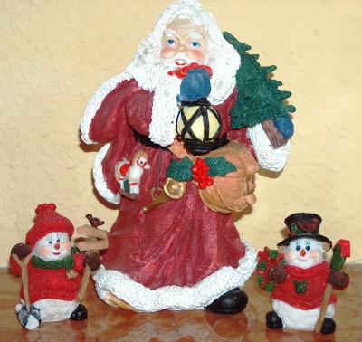 Weihnachtsmann mit kleinen Schneemännern