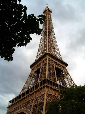 Eiffelturm mit Bäumen