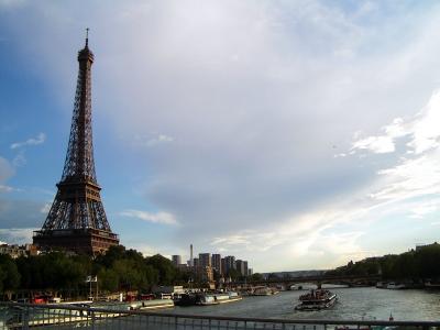 Eiffelturm mit besonderen Wolken