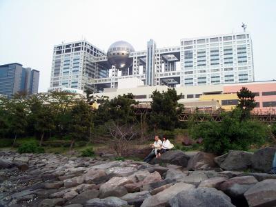 FujiTV Gebäude in Odaiba vom Strand